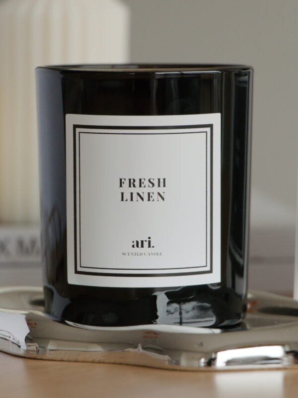 vela aromática Vela perfumada artesanal ARI HOME com pavio de madeira em copo preto e etiqueta de luxo