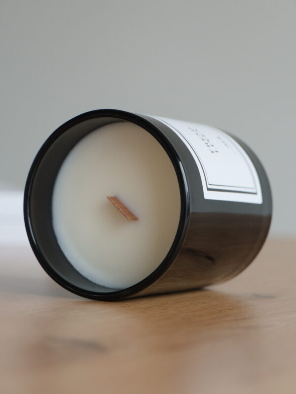 vela aromática Vela perfumada artesanal ARI HOME com pavio de madeira em copo preto e etiqueta de luxo