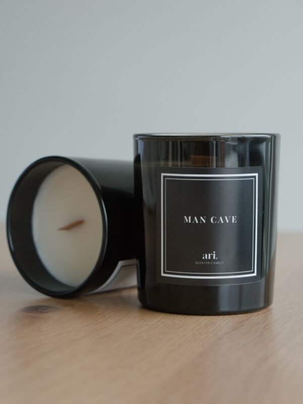 vela aromática Vela perfumada artesanal ARI HOME com pavio de madeira em copo preto e etiqueta de luxo