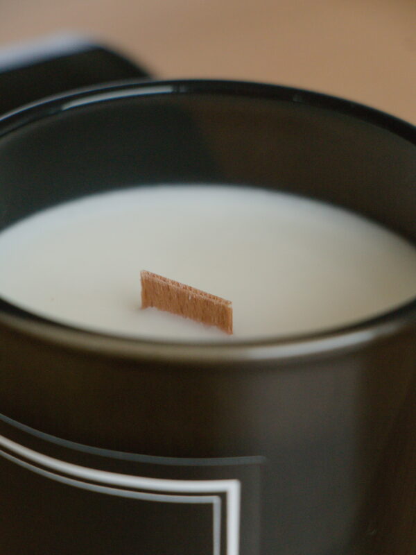 vela aromática Vela perfumada artesanal ARI HOME com pavio de madeira em copo preto e etiqueta de luxo