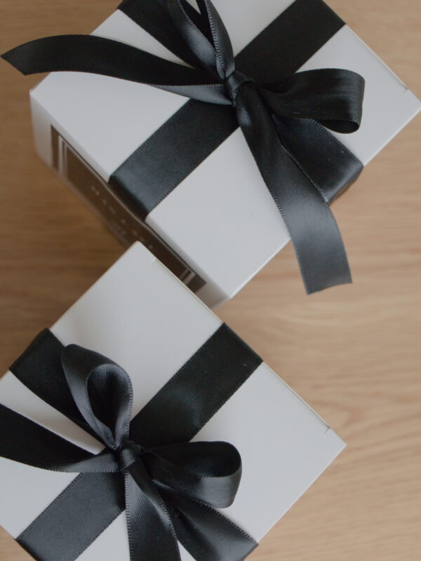 vela aromática Packaging luxo de Vela perfumada artesanal ARI HOME com pavio de madeira em copo preto e etiqueta de luxo