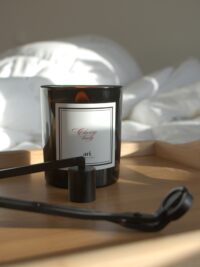 corta pavio vela Vela perfumada artesanal ARI HOME com pavio de madeira em copo preto e etiqueta de luxo
