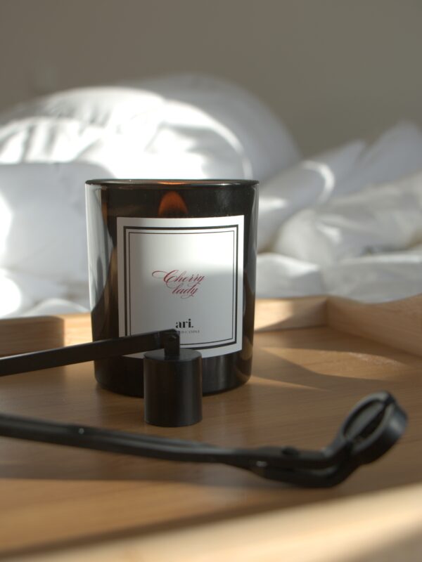 Vela perfumada artesanal ARI HOME com pavio de madeira em copo preto e etiqueta de luxo