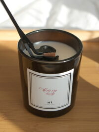 Cortador de pavio de Vela perfumada artesanal ARI HOME com pavio de madeira em copo preto e etiqueta de luxo