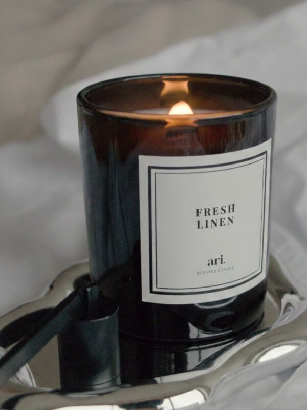 vela aromática luxo Vela perfumada artesanal ARI HOME com pavio de madeira em copo preto e etiqueta de luxo