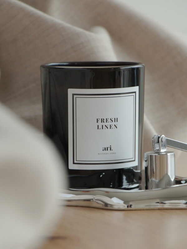 vela aromatica Vela perfumada artesanal ARI HOME com pavio de madeira em copo preto e etiqueta de luxo