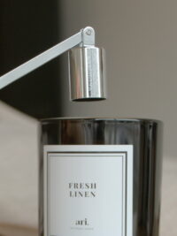 Abafador de Vela perfumada artesanal ARI HOME com pavio de madeira em copo preto e etiqueta de luxo