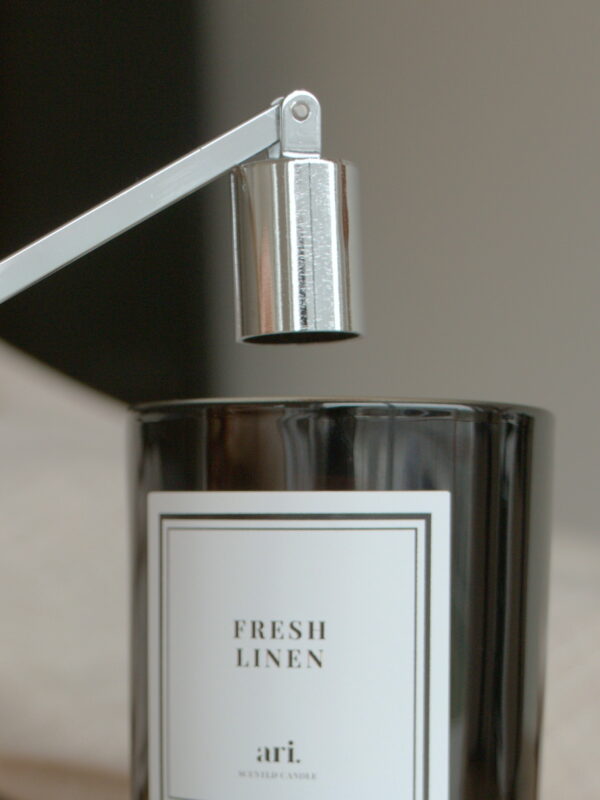 Abafador de Vela perfumada artesanal ARI HOME com pavio de madeira em copo preto e etiqueta de luxo