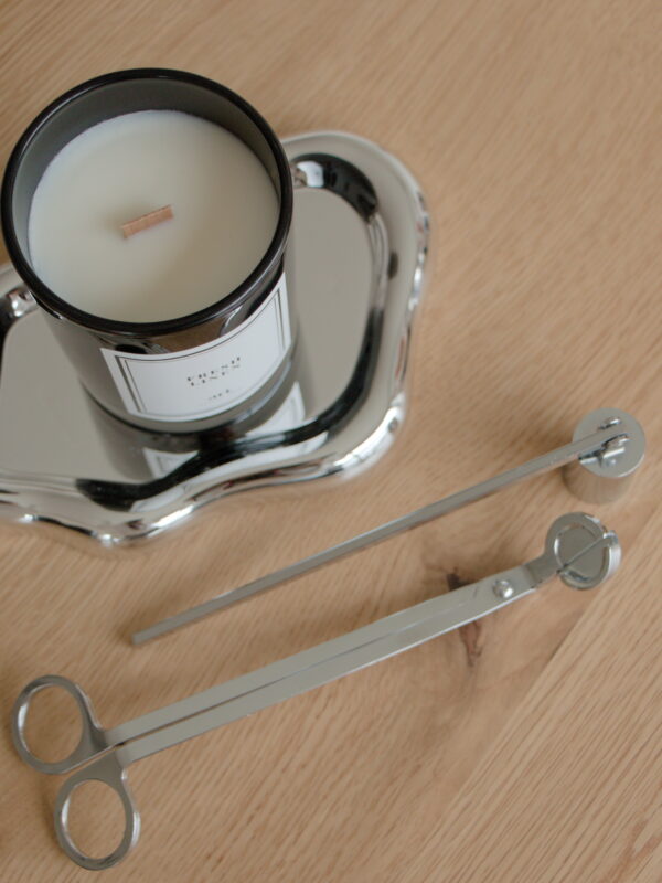 Acessórios de Vela perfumada artesanal ARI HOME com pavio de madeira em copo preto e etiqueta de luxo