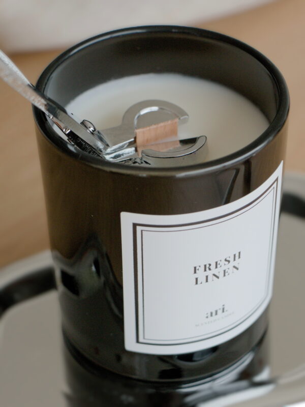 Cortador de pavio de Vela perfumada artesanal ARI HOME com pavio de madeira em copo preto e etiqueta de luxo