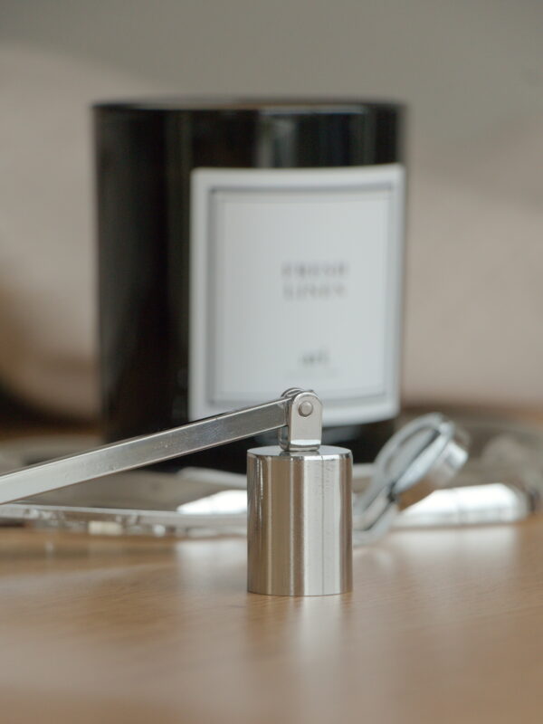 Abafador de Vela perfumada artesanal ARI HOME com pavio de madeira em copo preto e etiqueta de luxo