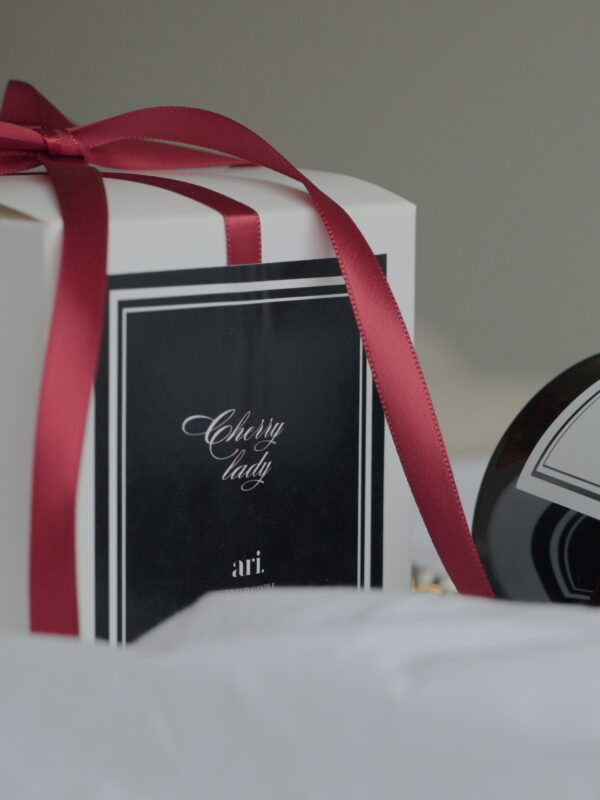 VALENTINE'S CANDLE Vela perfumada artesanal ARI HOME com pavio de madeira em copo preto e etiqueta de luxo