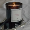 VALENTINE'S CANDLE Vela perfumada artesanal ARI HOME com pavio de madeira em copo preto e etiqueta de luxo