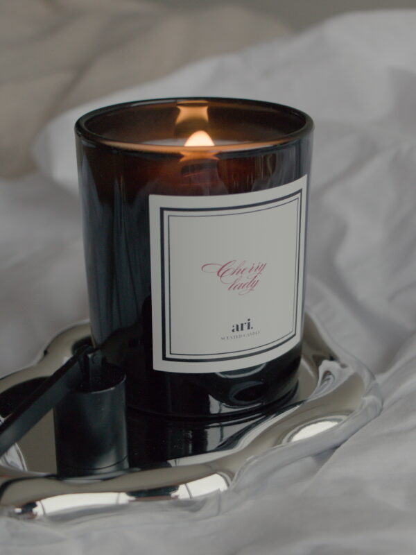VALENTINE'S CANDLE Vela perfumada artesanal ARI HOME com pavio de madeira em copo preto e etiqueta de luxo