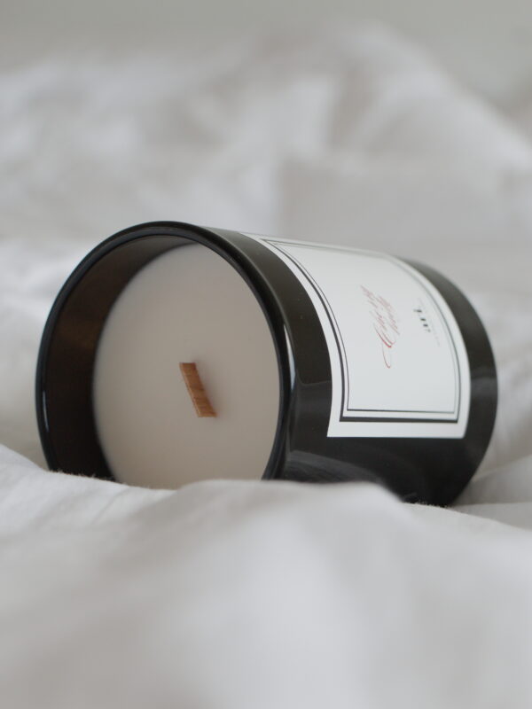 VALENTINE'S CANDLE Vela perfumada artesanal ARI HOME com pavio de madeira em copo preto e etiqueta de luxo