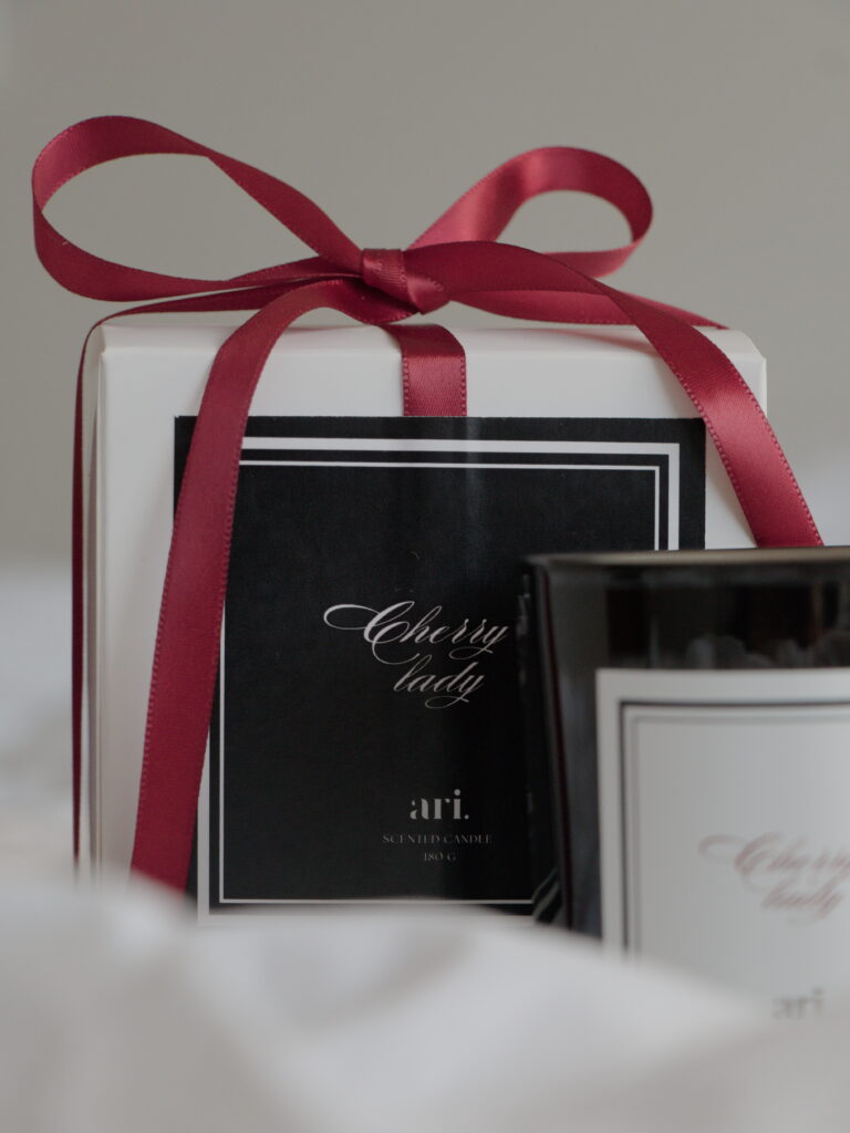 Vela perfumada artesanal ARI HOME com pavio de madeira em copo preto e etiqueta de luxo