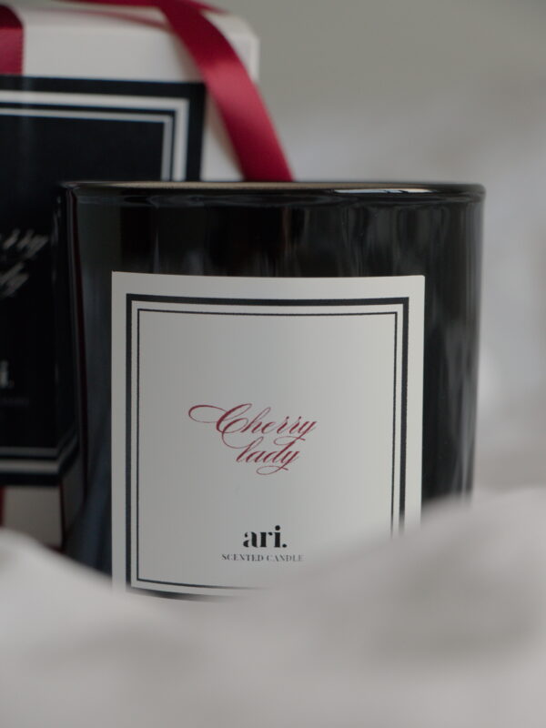 VALENTINE'S CANDLE Vela perfumada artesanal ARI HOME com pavio de madeira em copo preto e etiqueta de luxo