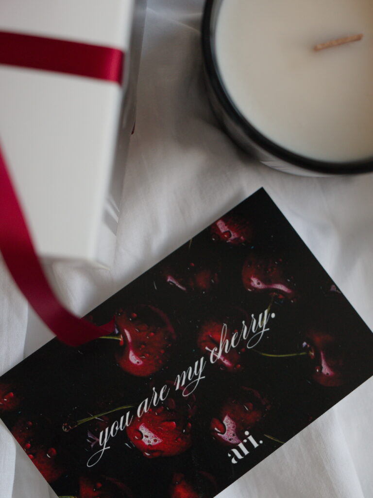 Vela perfumada artesanal ARI HOME com pavio de madeira em copo preto e etiqueta de luxo