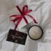 VALENTINE'S CANDLE Vela perfumada artesanal ARI HOME com pavio de madeira em copo preto e etiqueta de luxo