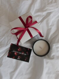 VALENTINE'S CANDLE Vela perfumada artesanal ARI HOME com pavio de madeira em copo preto e etiqueta de luxo