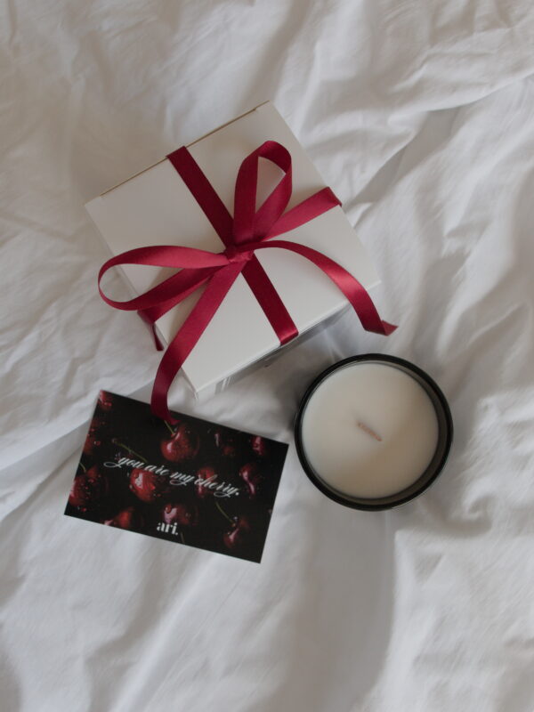VALENTINE'S CANDLE Vela perfumada artesanal ARI HOME com pavio de madeira em copo preto e etiqueta de luxo