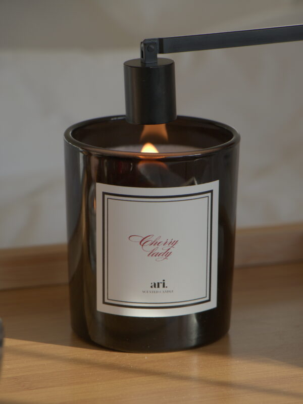 Abafador de Vela perfumada artesanal ARI HOME com pavio de madeira em copo preto e etiqueta de luxo