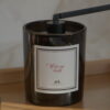 Aafador de Vela perfumada artesanal ARI HOME com pavio de madeira em copo preto e etiqueta de luxo