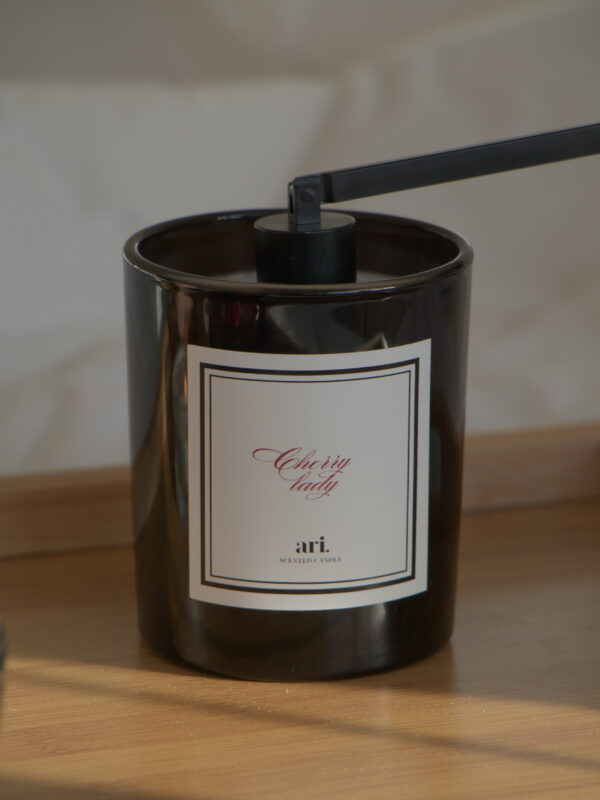 Aafador de Vela perfumada artesanal ARI HOME com pavio de madeira em copo preto e etiqueta de luxo