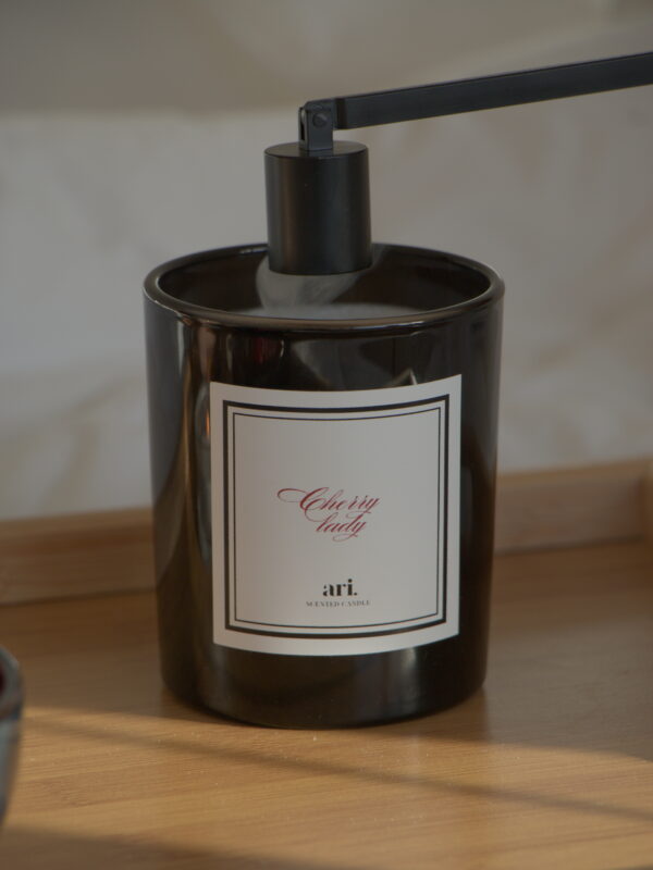 Abafador de chama de Vela perfumada artesanal ARI HOME com pavio de madeira em copo preto e etiqueta de luxo