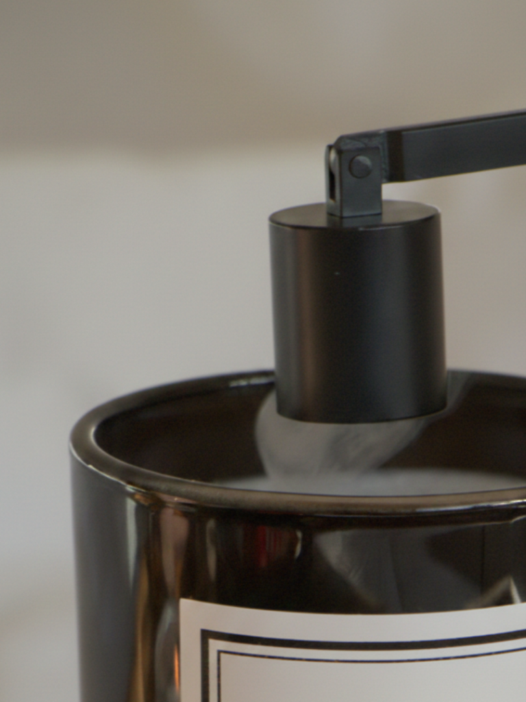 Vela perfumada artesanal ARI HOME com pavio de madeira em copo preto e etiqueta de luxo